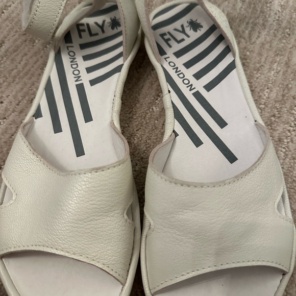 Fly London Size 38 (7.5) white leather sandals - Picture 9 of 10